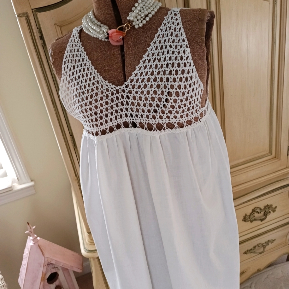 STUNNING ANTIQUE CRISP WHITE HEAVY COTTON GOWN W/ EXQUISITE HAND CROCHET BUST!